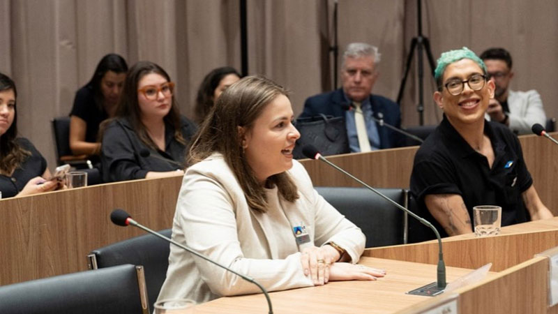 Suelen Caroline Rosalino, Associação Brasileira de Combate à Meningite, speaking at the launch event for Brazil’s national plan.